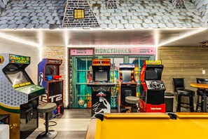 Game room - A Magical Stay Awaits You at the "OWL" 7BR Game Rm, Private SW Face Pool, Arcade (Kissimmee)