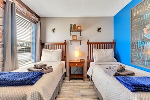 7 Schlafzimmer, Schreibtisch, Bügeleisen/Bügelbrett, Reisekinderbett
