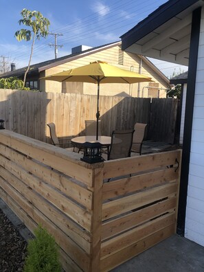 Outdoor dining - Remodeled retreat (Tulare)