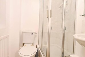 Badekar, hårføner og håndklær