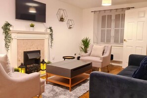 TV, fireplace - Charming 3-Bed House in London with Jacuzzi (London)