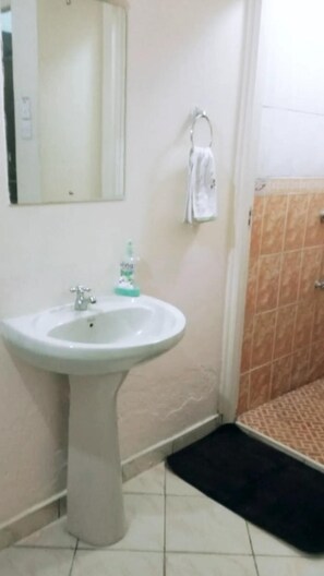 淋浴设施、毛巾