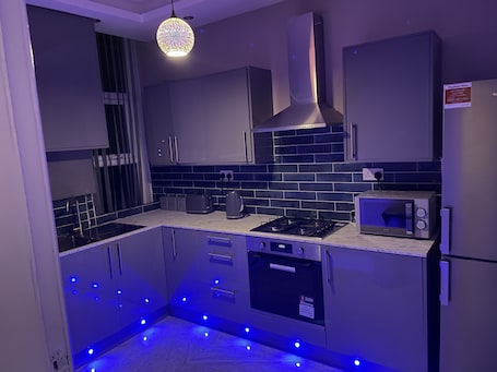 Fridge, microwave, oven, stovetop. 1 Bed Flat - Sleeps 2 - Hot Tub - Parking - Wifi