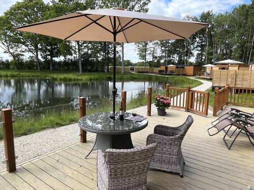 Pine Boutique Lodge with hot tub for couples & dog