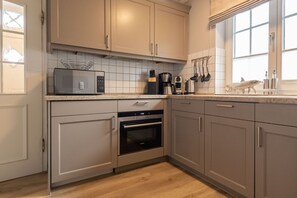 Fridge, microwave, oven, stovetop - Achter Dünem, Whg. 4 - Strandnahe 3-zimmer Ferienwohnung auf 70 m² Wohnfläche, für bis zu 4 Personen (Wenningstedt-Braderup (Sylt))