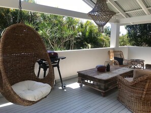 Terrace/patio - Great spot for family and friends to come together (Byron Bay)