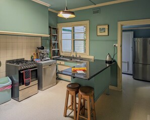 Fridge, microwave, oven, stovetop - Beach meets Bush (Melborune)