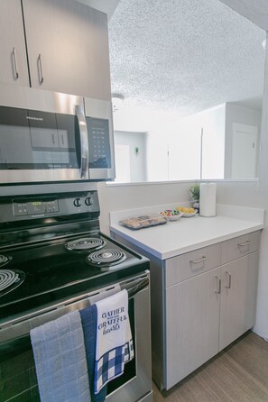 Een koelkast, een microgolfoven, een oven, een vaatwasser