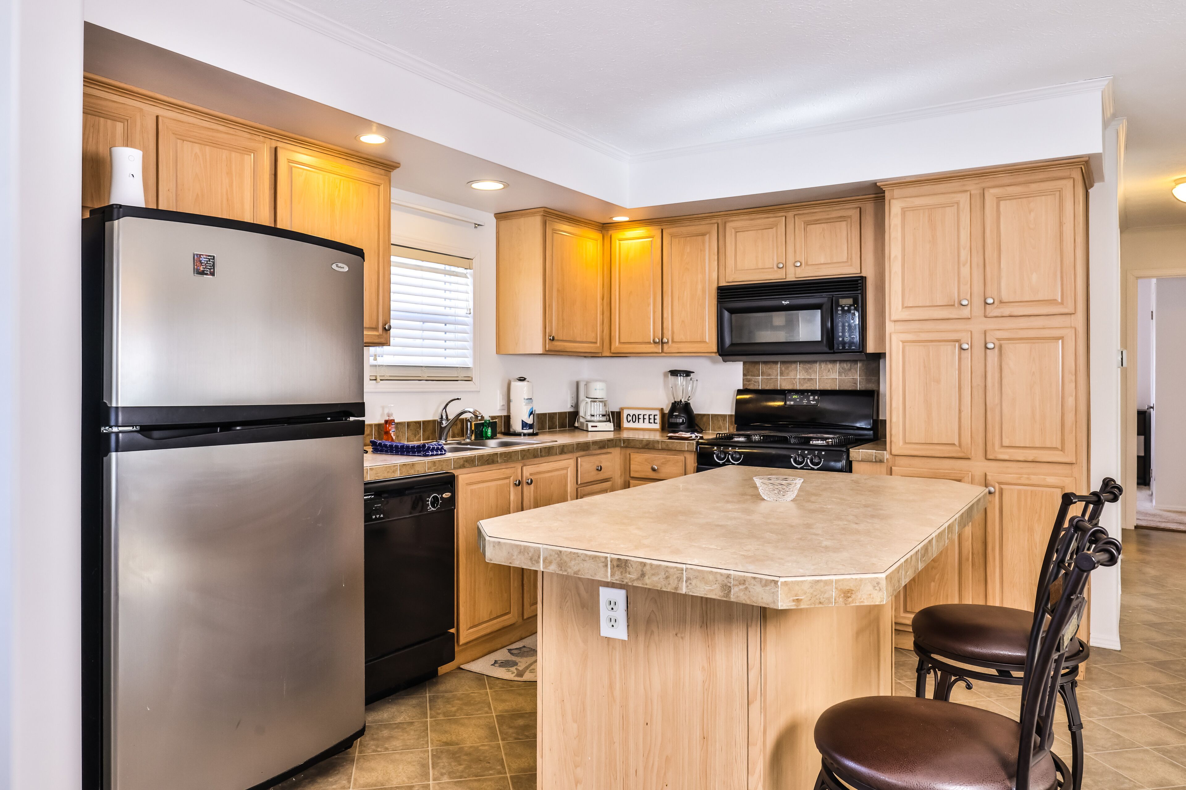 Großer Kühlschrank, Mikrowelle, Ofen, Herdplatte