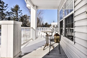 Outdoor dining - Conveniently-located, dog-friendly home with a patio, central AC, & washer/dryer (Eagle River)