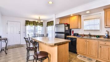 Full-size fridge, microwave, oven, stovetop