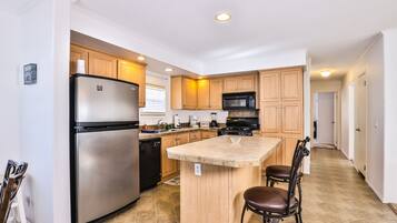 Full-size fridge, microwave, oven, stovetop