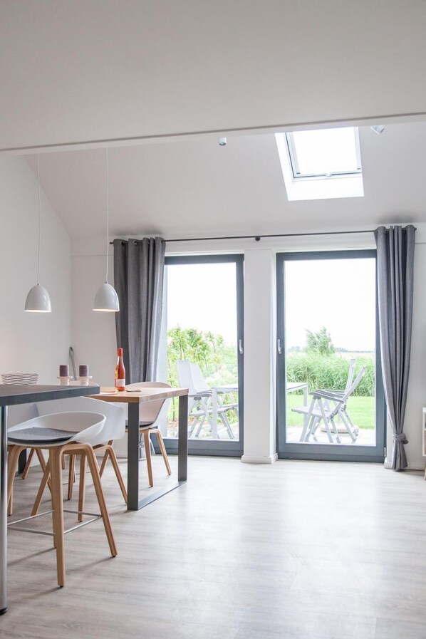 Dining - Schöne Moderne Maisonette mit Sonnenterrasse am Meer - Gulfhof Polder72 (Esens)