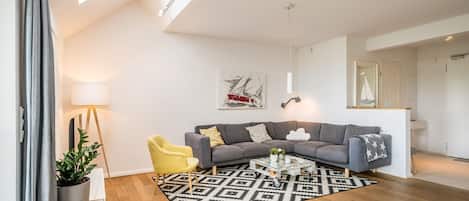 Fernseher, Tischtennisplatte, Stereoanlage