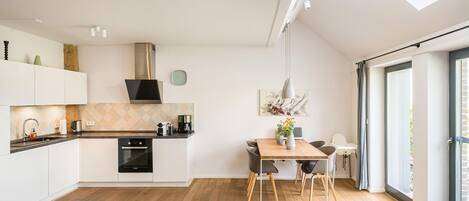 Coffee/tea maker, fridge, microwave, oven