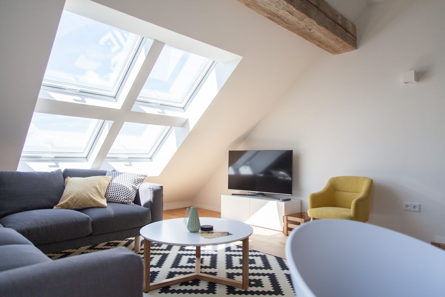 Fernseher, Tischtennisplatte, Stereoanlage
