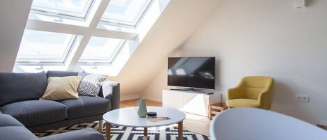 Fernseher, Tischtennisplatte, Stereoanlage
