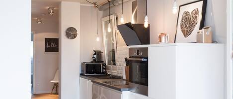 Réfrigérateur, micro-ondes, four, plaque de cuisson