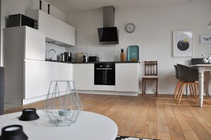 Mikrowelle, Ofen, Geschirrspüler, Wasserkocher mit Kaffee-/Teezubehör