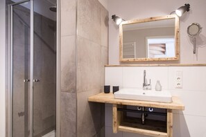 Shower, hair dryer, towels - Ein Traum - Neu & Modern im Denkmal in Meernähe - Gulfhof Dreybült (Dornum)