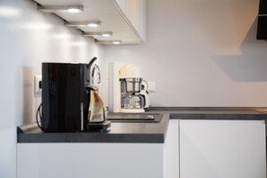 Fridge, microwave, oven, stovetop - Ein Traum - Neu & Modern im Denkmal in Meernähe - Gulfhof Dreybült (Dornum)