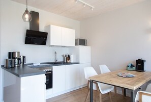 ثلاجة، ميكروويف، فرن، موقد طهي مسطح