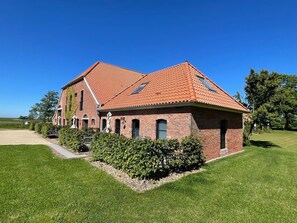 Unclassified image, 2 of 78, button