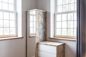 Unclassified image, 5 of 78, button