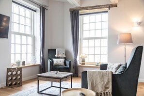 Unclassified image, 2 of 76, button