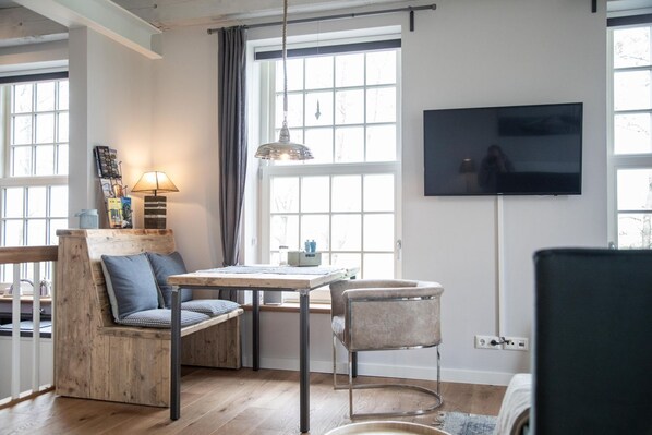 Unclassified image, 1 of 76, button