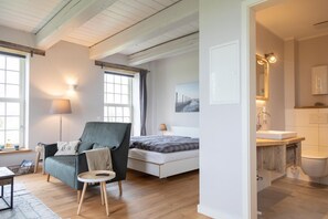 Unclassified image, 3 of 76, button