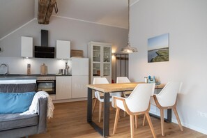 Unclassified image, 4 of 85, button