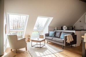 Unclassified image, 2 of 85, button