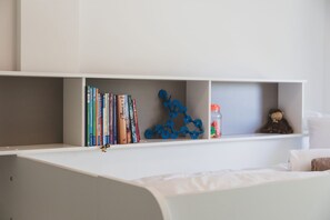 2 bedrooms, desk, iron/ironing board, WiFi