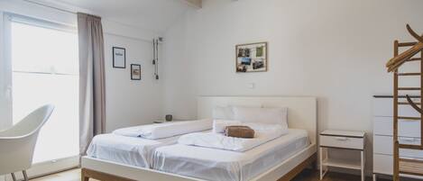 2 habitaciones, escritorio, tabla de planchar con plancha y wifi