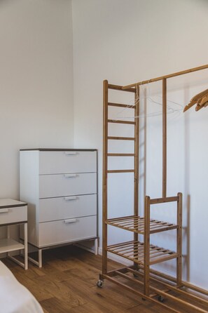 A room with a wooden drying rack, a white dresser with drawers, and a bed. - Moderne und Gemütliche Fewo "gerjet" - Gulfhof Boomgaarden (Krummhörn)