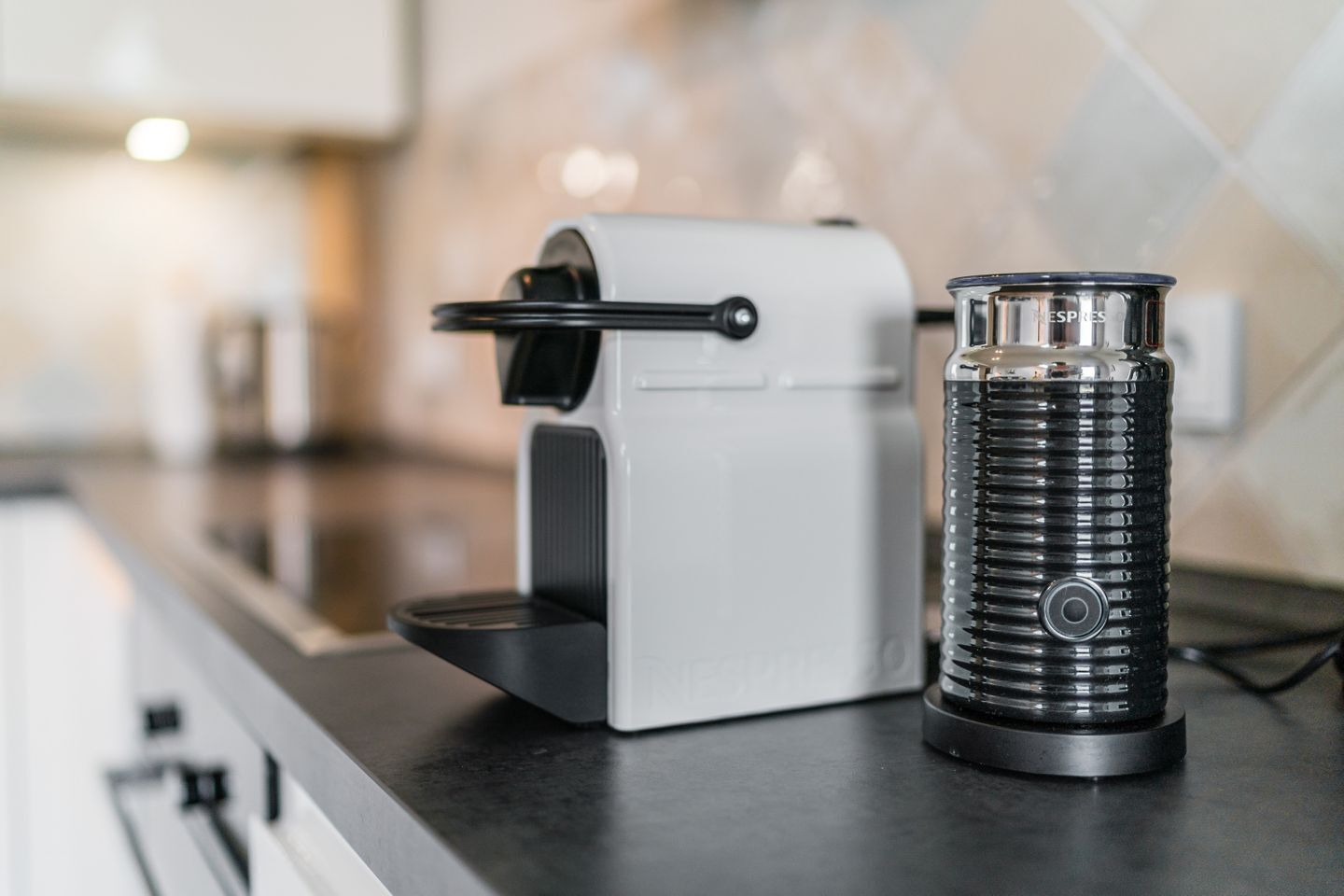 Una cucina con una macchina da caffè e un contenitore.