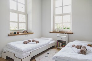 2 bedrooms, desk, iron/ironing board, WiFi