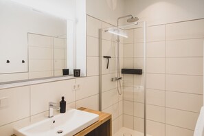 Douche, sĂšche-cheveux, serviettes fournies, savon