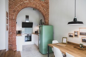 Een koelkast, een microgolfoven, een oven, een kookplaat