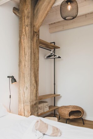 2 habitaciones, escritorio, tabla de planchar con plancha y wifi 