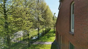 Ein Backsteinhaus mit einem gepflasterten Weg, der zu einem Wasserspielplatz führt.