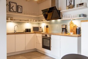 Kühlschrank, Mikrowelle, Ofen, Herdplatte