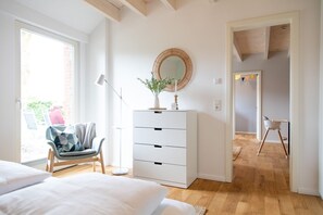 Unclassified image, 5 of 44, button