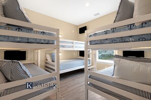 3 slaapkamers, een strijkplank/strijkijzer, gratis wifi, beddengoed