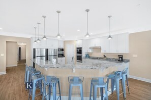 Een koelkast, een magnetron, een oven, een kookplaat