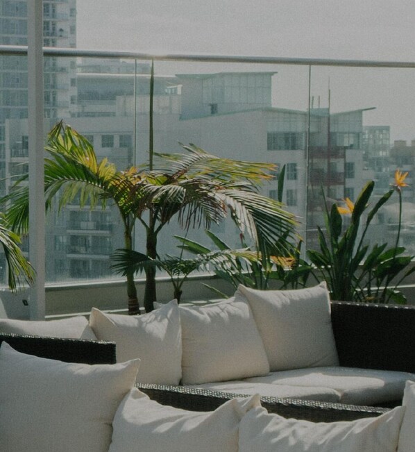 Interior - Deluxe Sutton Place 1BR w/ Doorman & Gym, nr Sutton Park, by Blueground (Uptown)