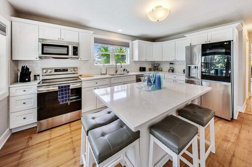 Modern Home, Golf Cart, 2 Decks, Fire Pit, BBQ,