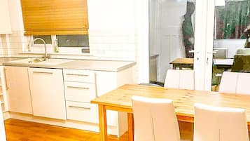 Talo | Yksityinen keittiö | Jääkaappi, mikroaaltouuni, uuni, liesi