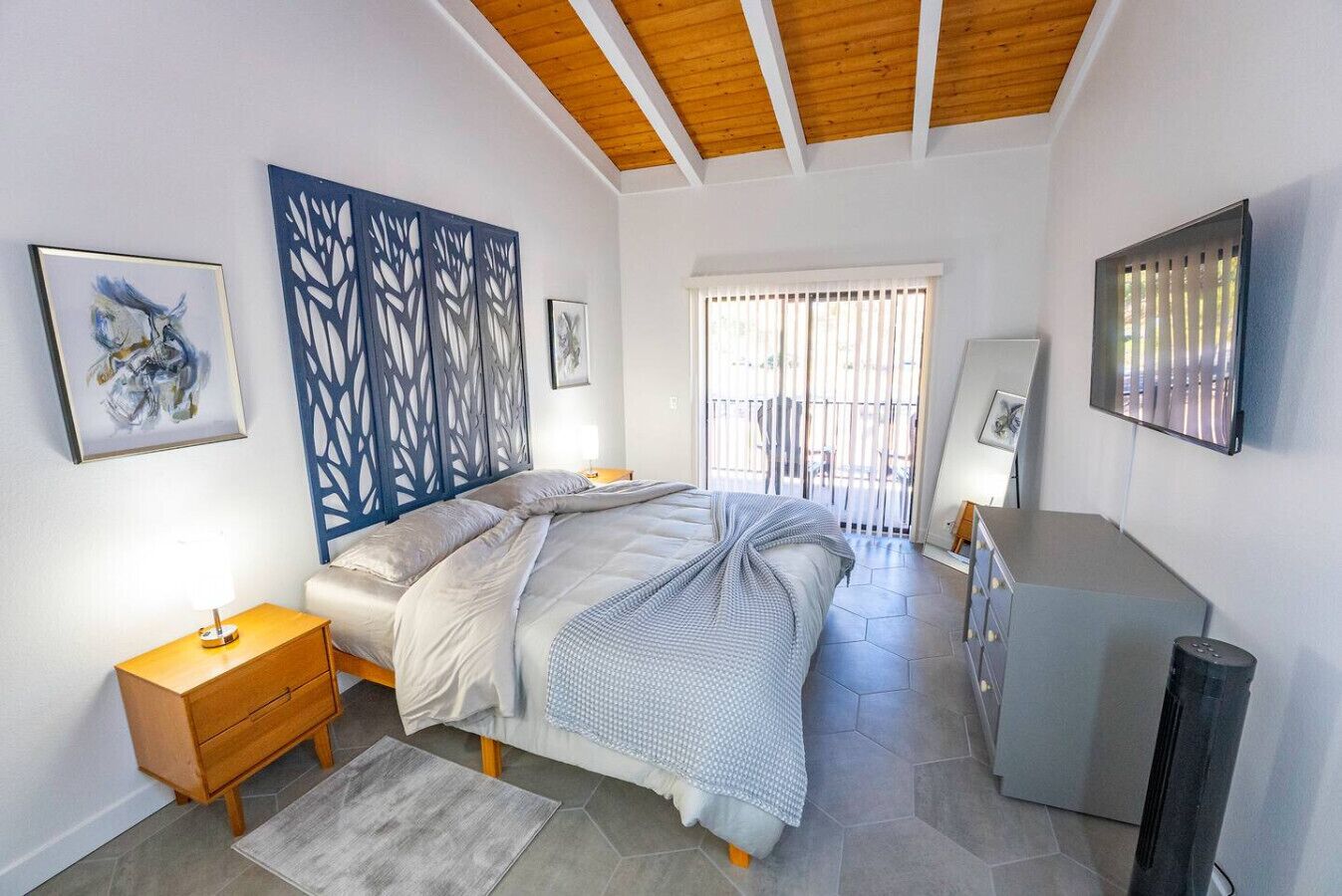 2 室のベッドルーム、デスク、アイロン / アイロン台、旅行用ベビーベッド